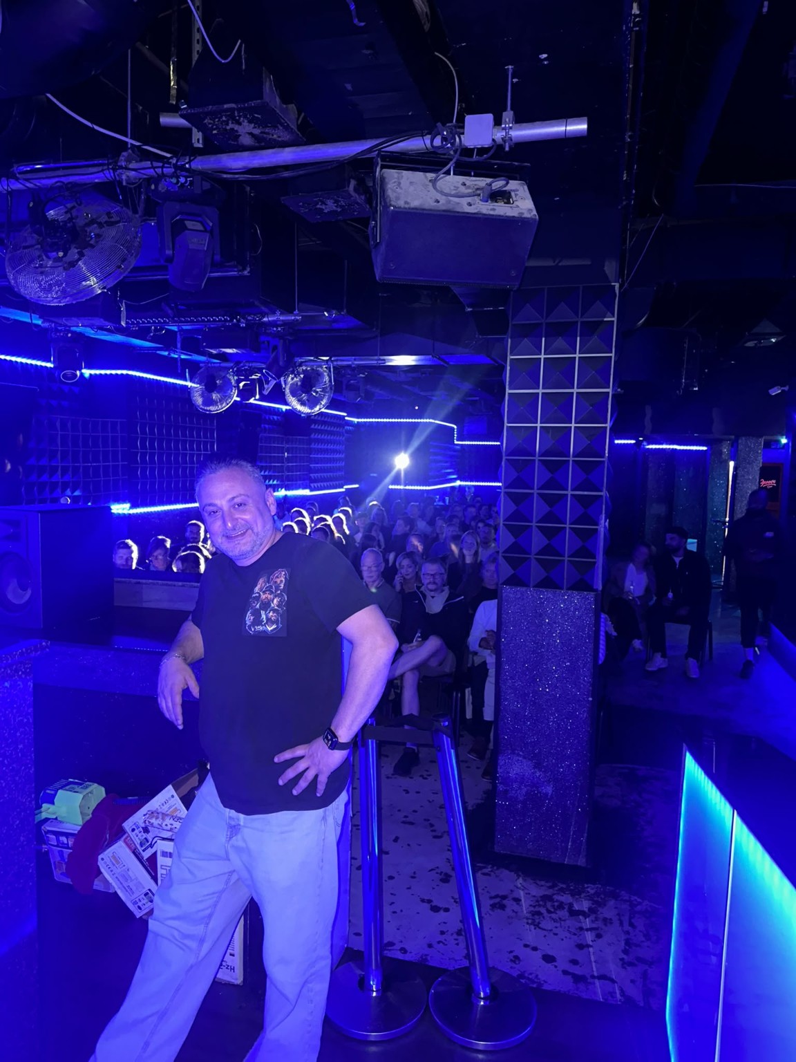 Faddy vor Publikum in einem Comedy-Club