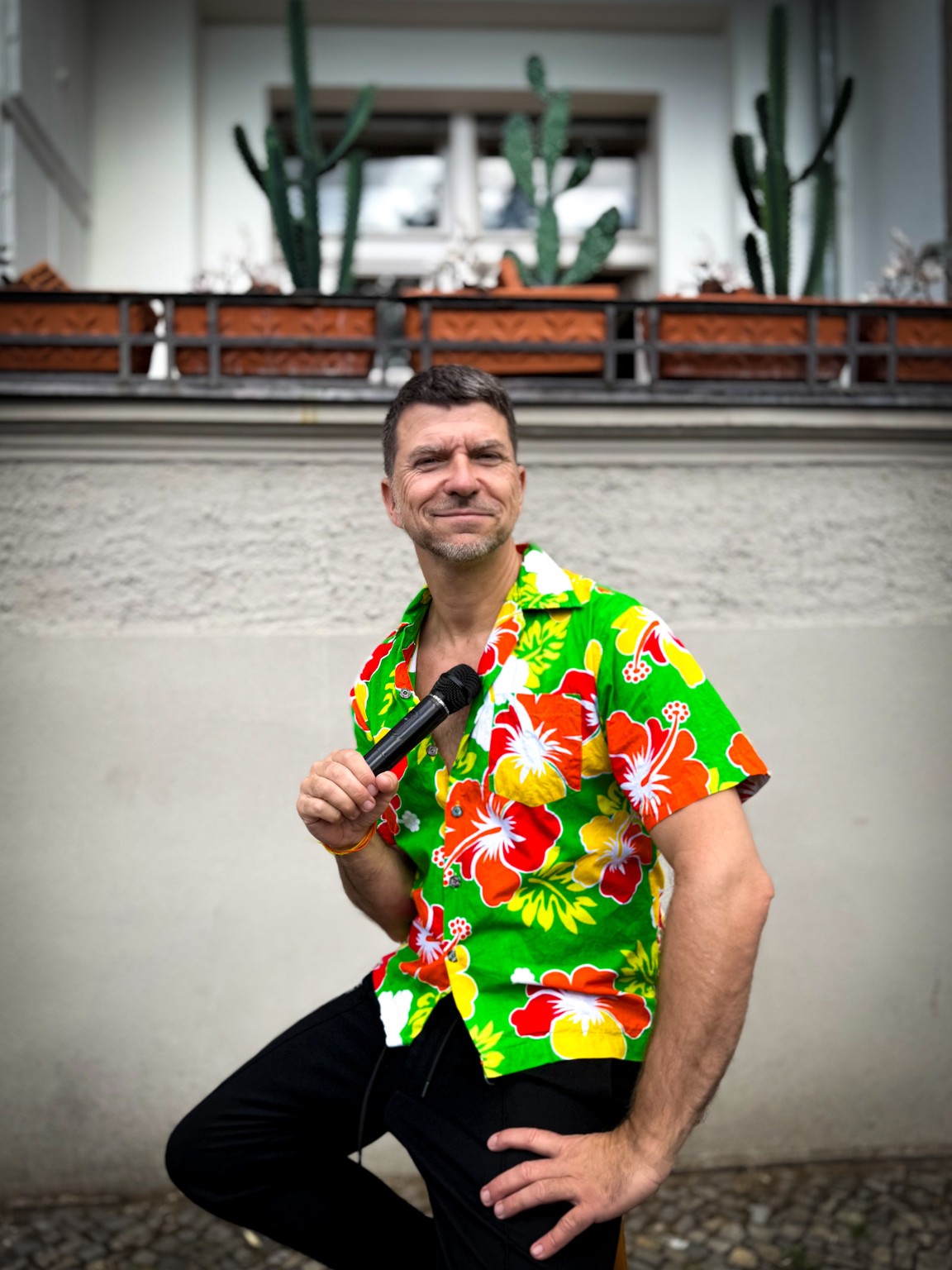 Kriss Rudolph mit Mikrofon