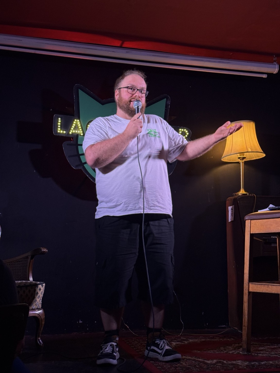 Tette mit Mikrofon auf der Bühne